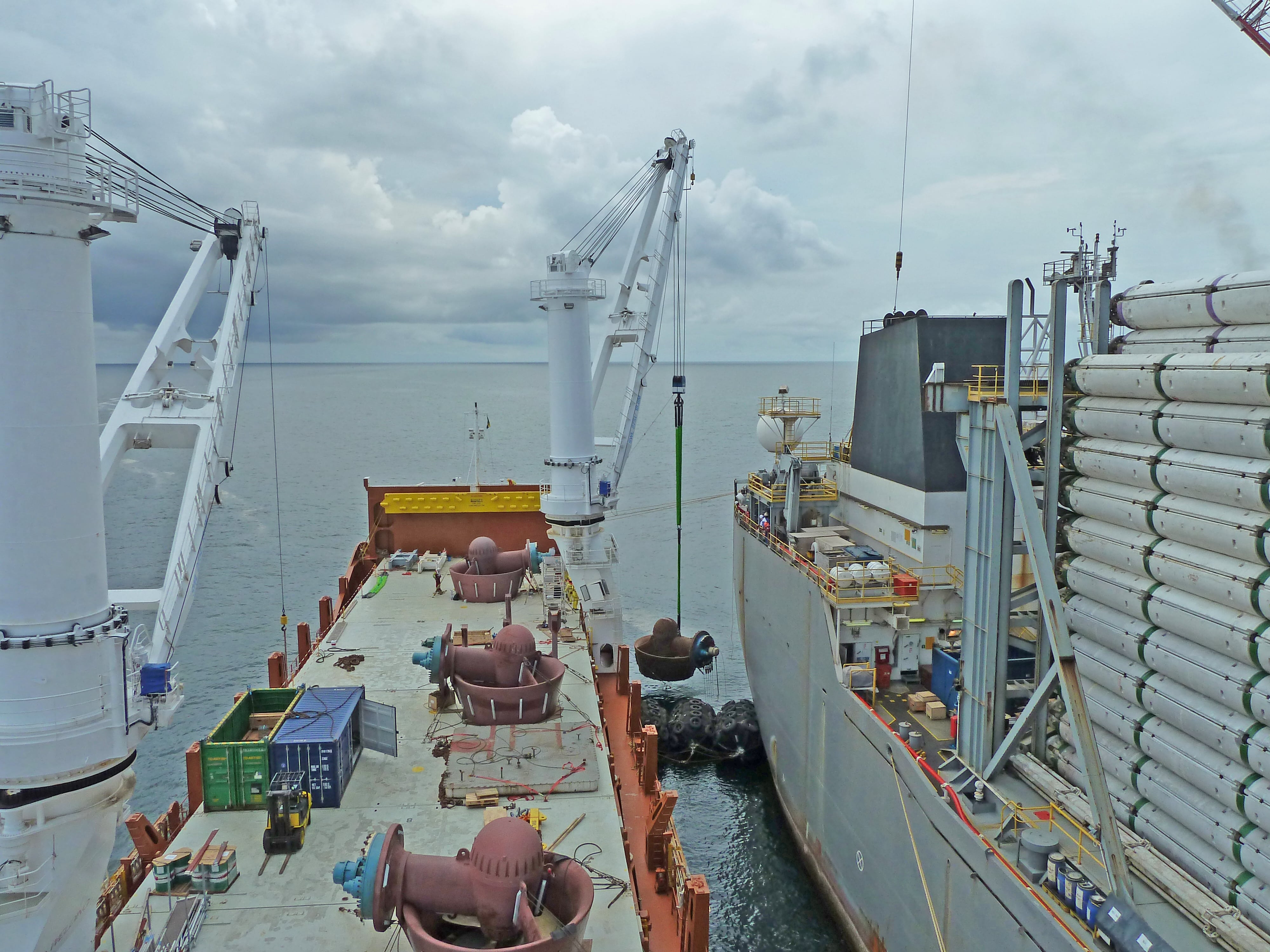 Green pin biglift thrusters drilling ship